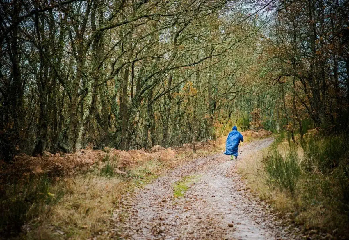 Pèlerin faisant le Chemin avec un imperméable