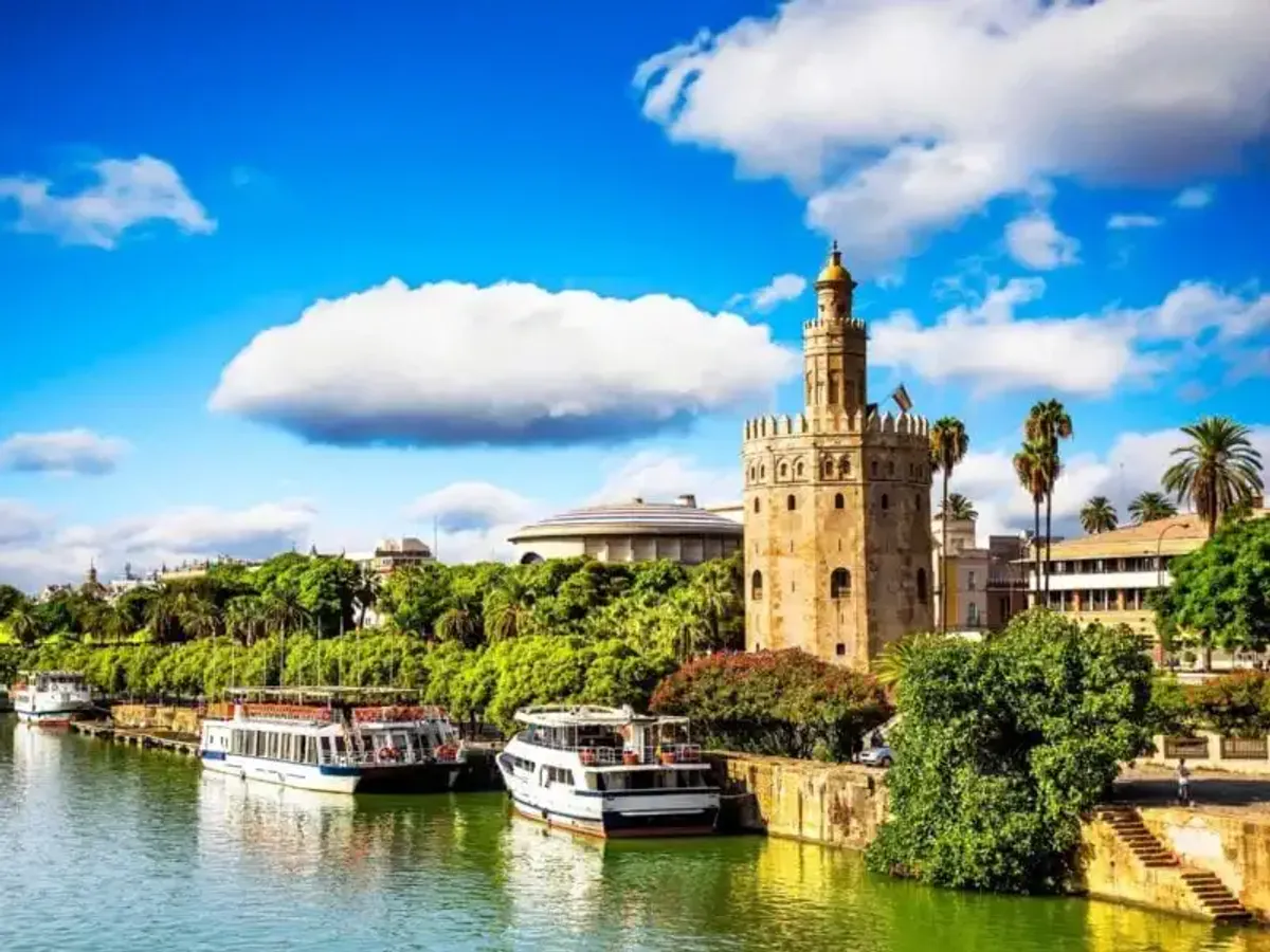 Blick auf den Fluss Guadalquivir und den Torre del Oro in Sevilla