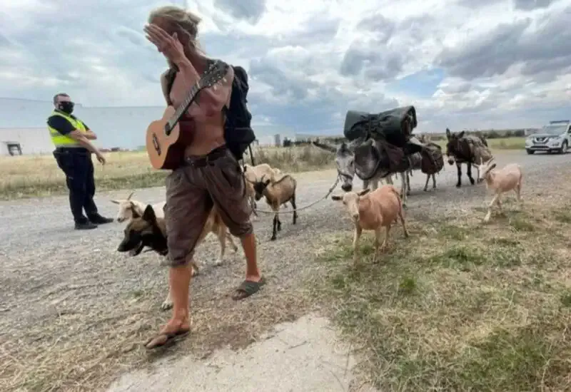 Pierre y su manada haciendo el camino