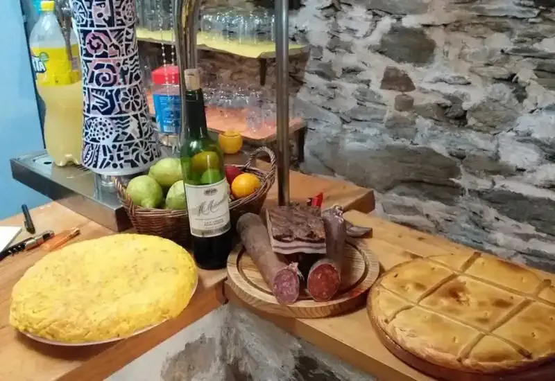 Tortilla empanada y embutido en Casa Tía Dolores