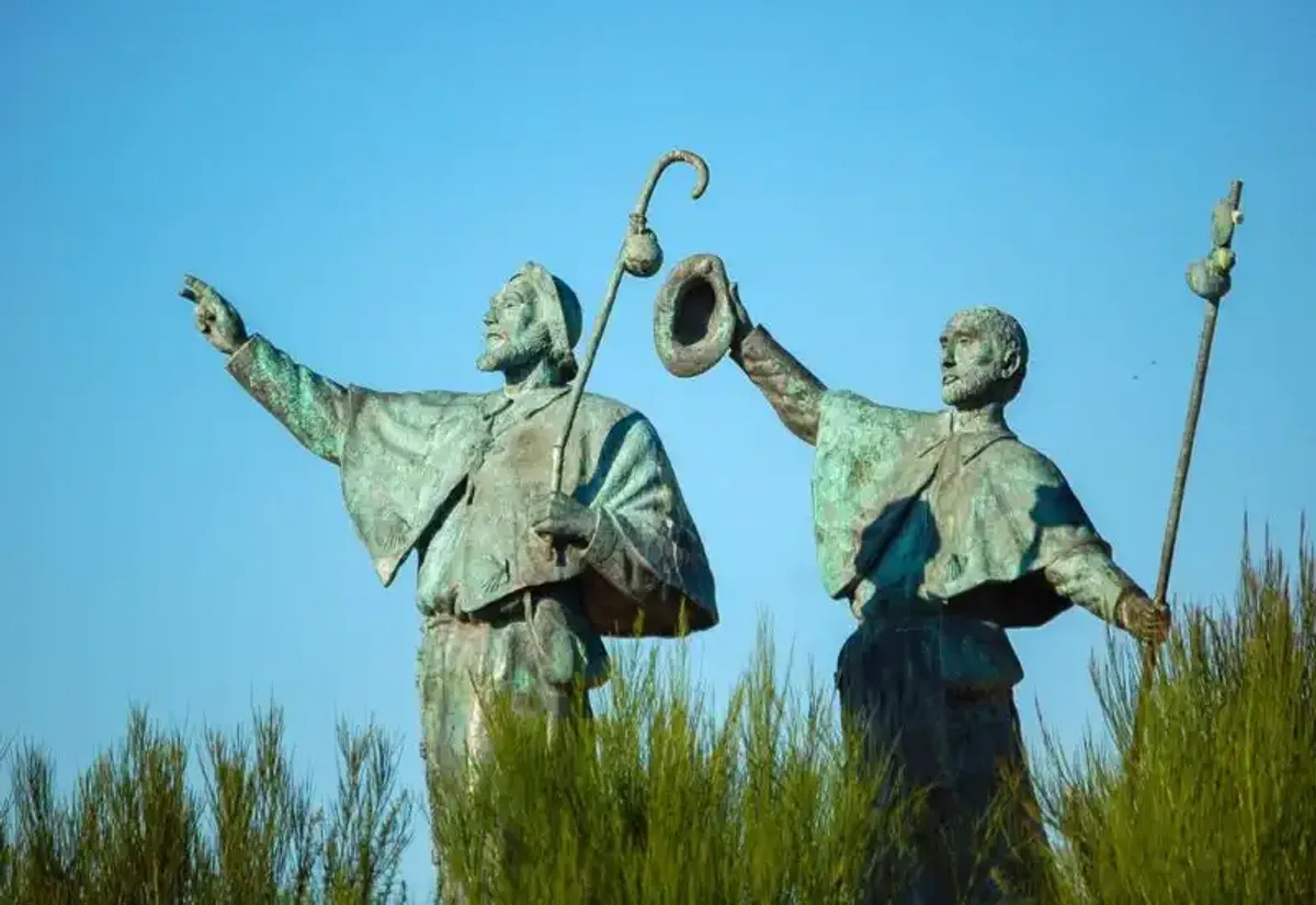 Estatua de peregrinos en Monte do Gozo