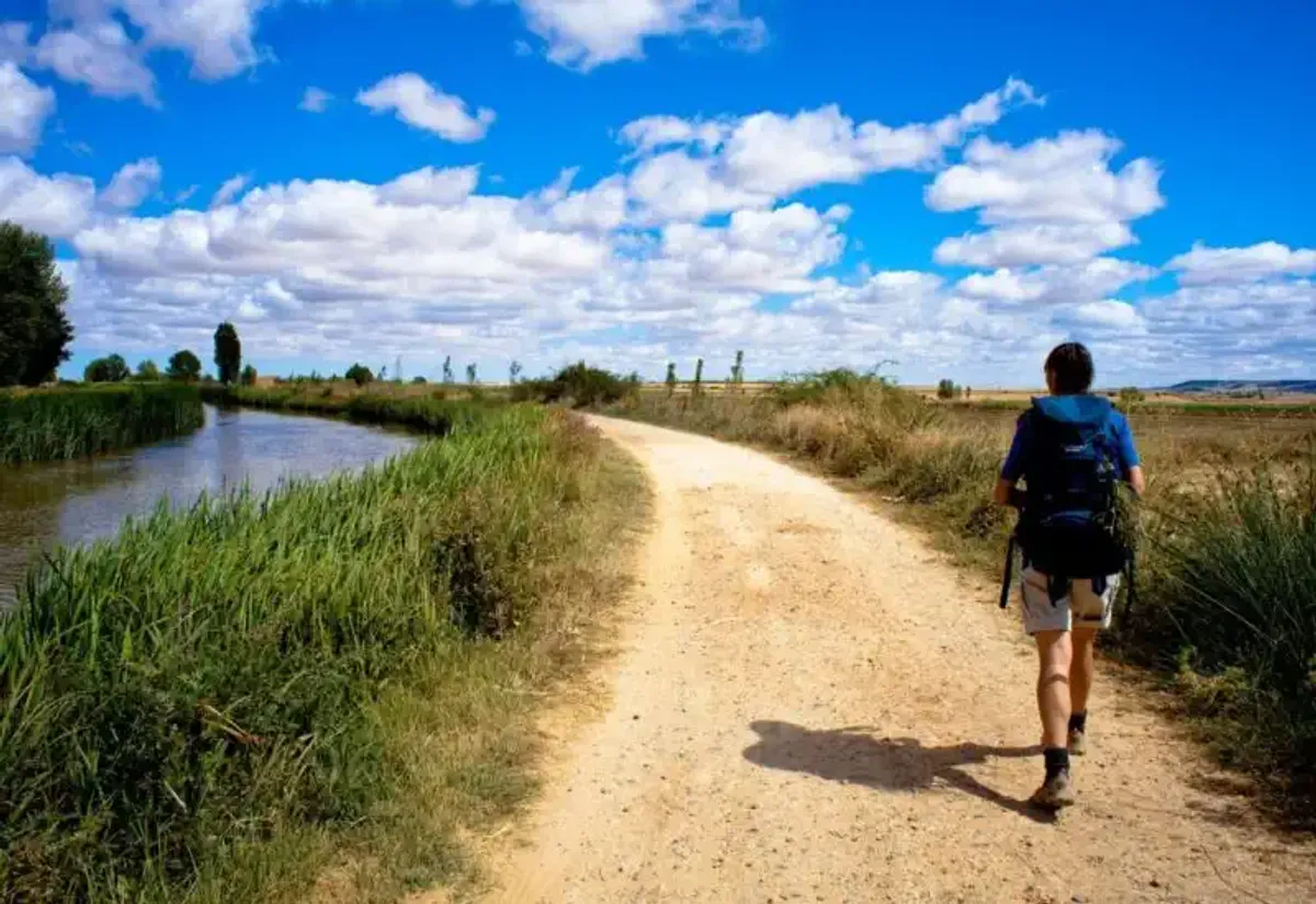 Un peregrino haciendo el Camino de Santiago al revés de vuelta a casa