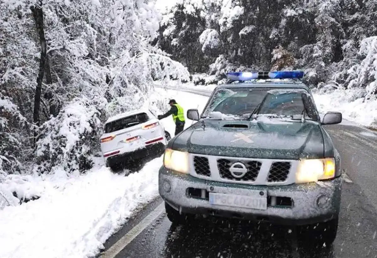 Los coches de la Guardia Civil en la nevada