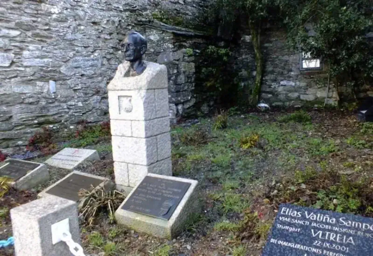 Busto de Elías Valiña