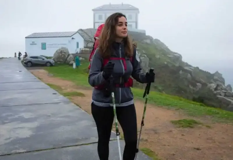 Carlota Valenzuela saliendo de Finisterre