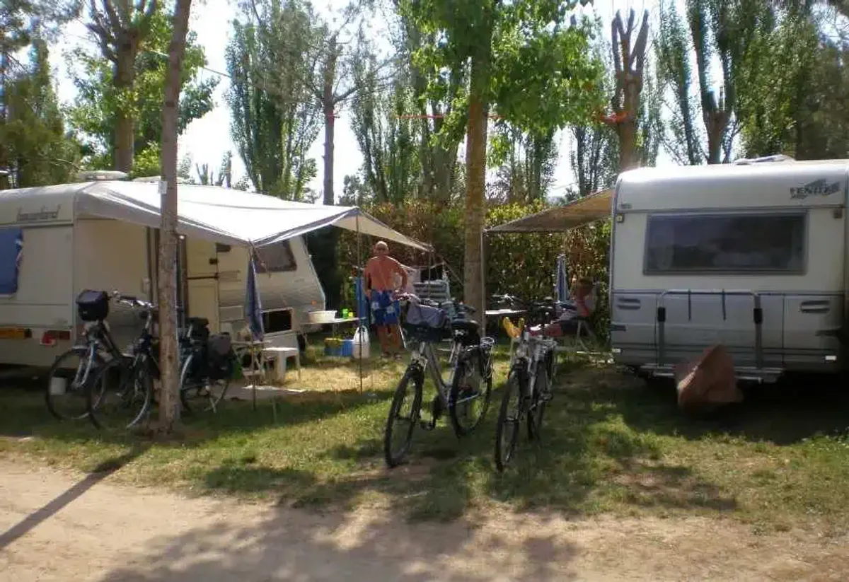 Caravanes et tentes dans un camping de pèlerins
