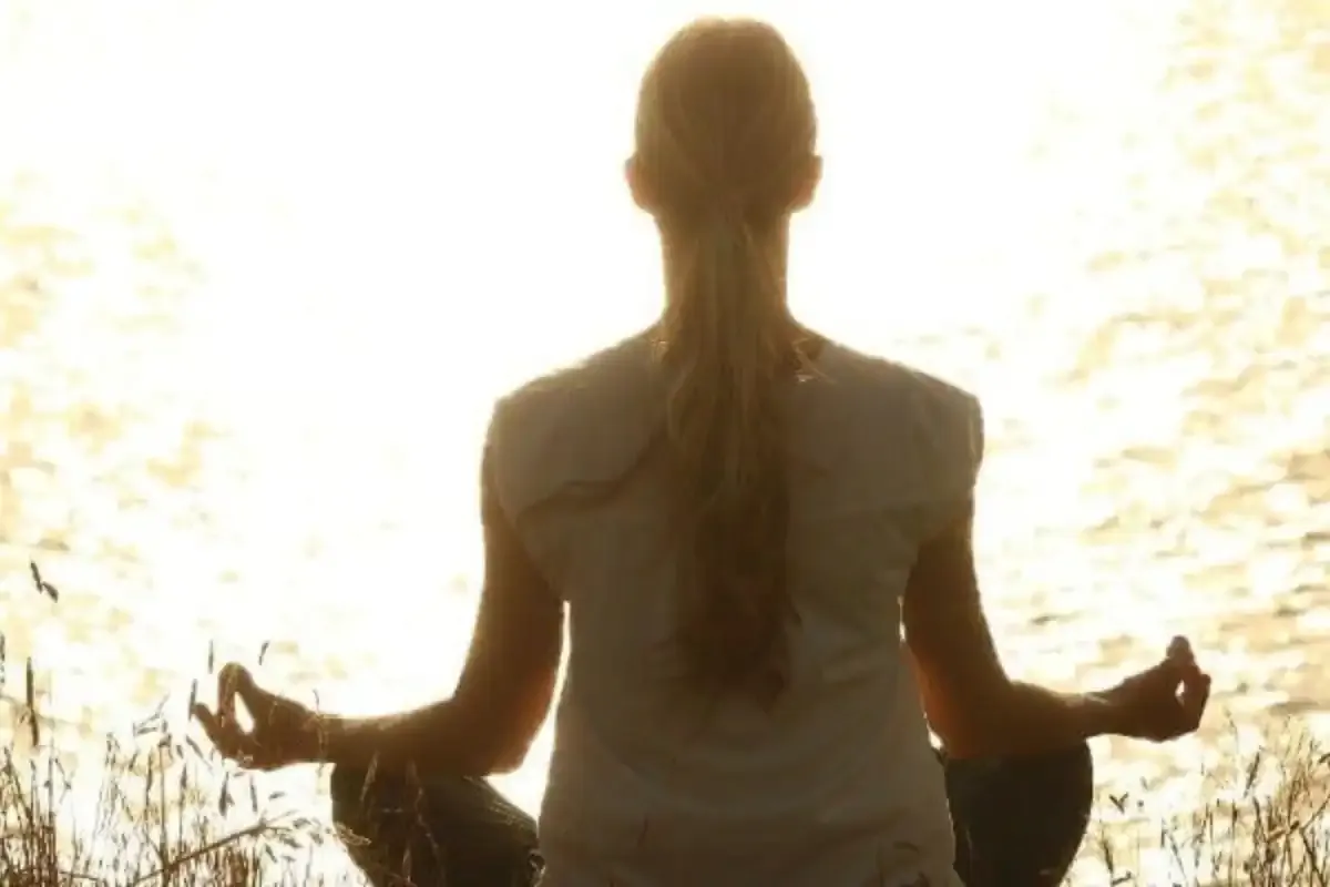 Mujer haciendo yoga