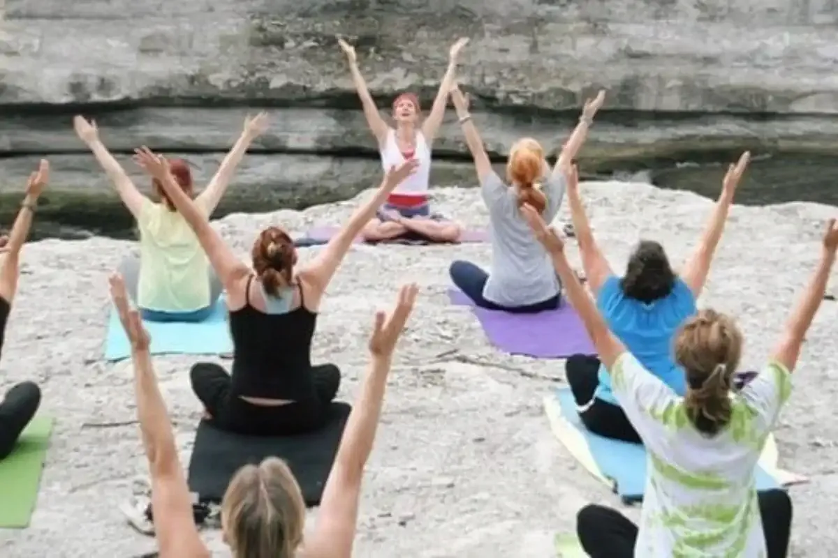 Mujeres haciendo yoga