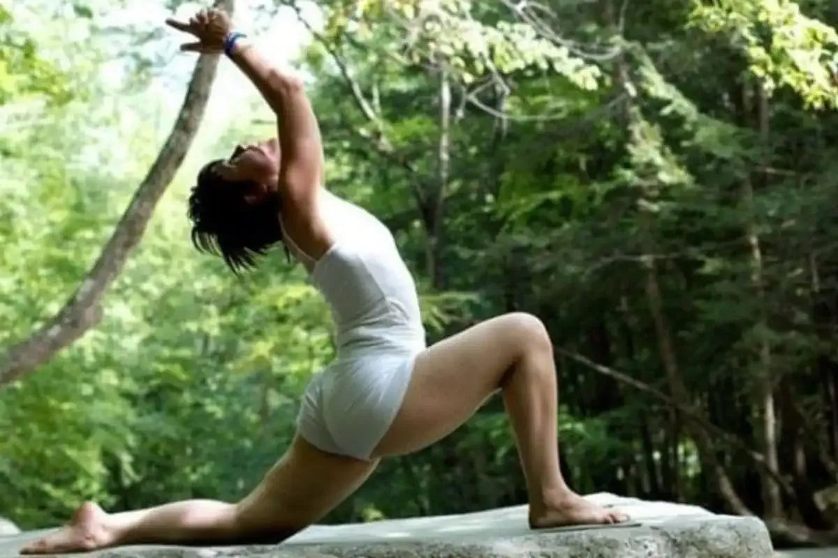 Mujer haciendo yoga