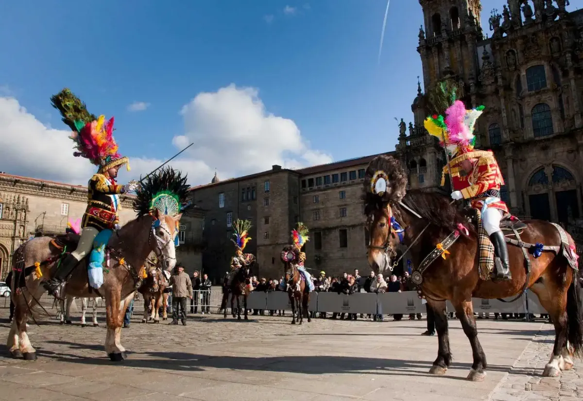 Los Xenerais do Ulla, personajes del Entroido de Santiago, en la Plaza del Obradoiro