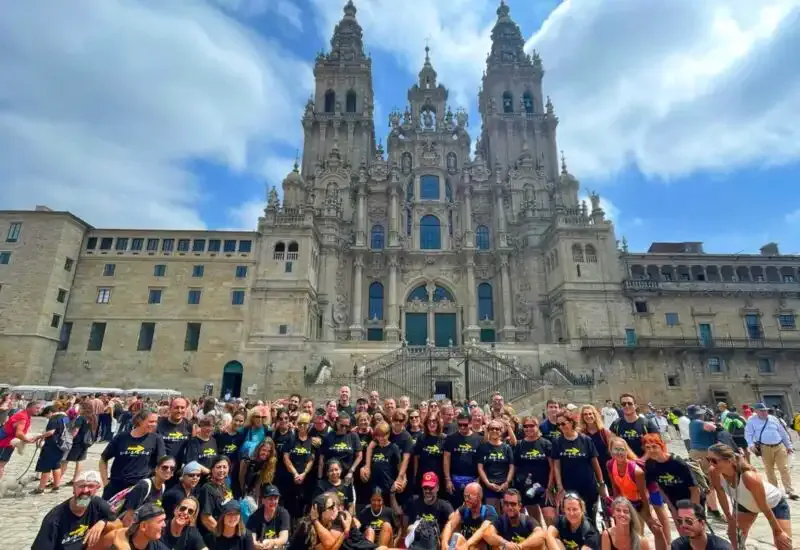 Todos los peregrinos delante de la Catedral de Santiago