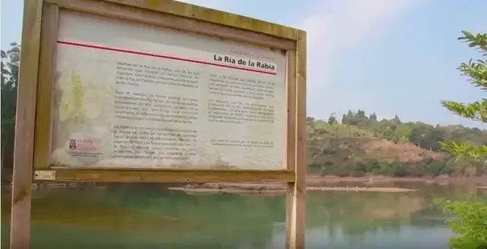 Cartel informativo de Ría de la Rabia en Parque Natural de Oyambre