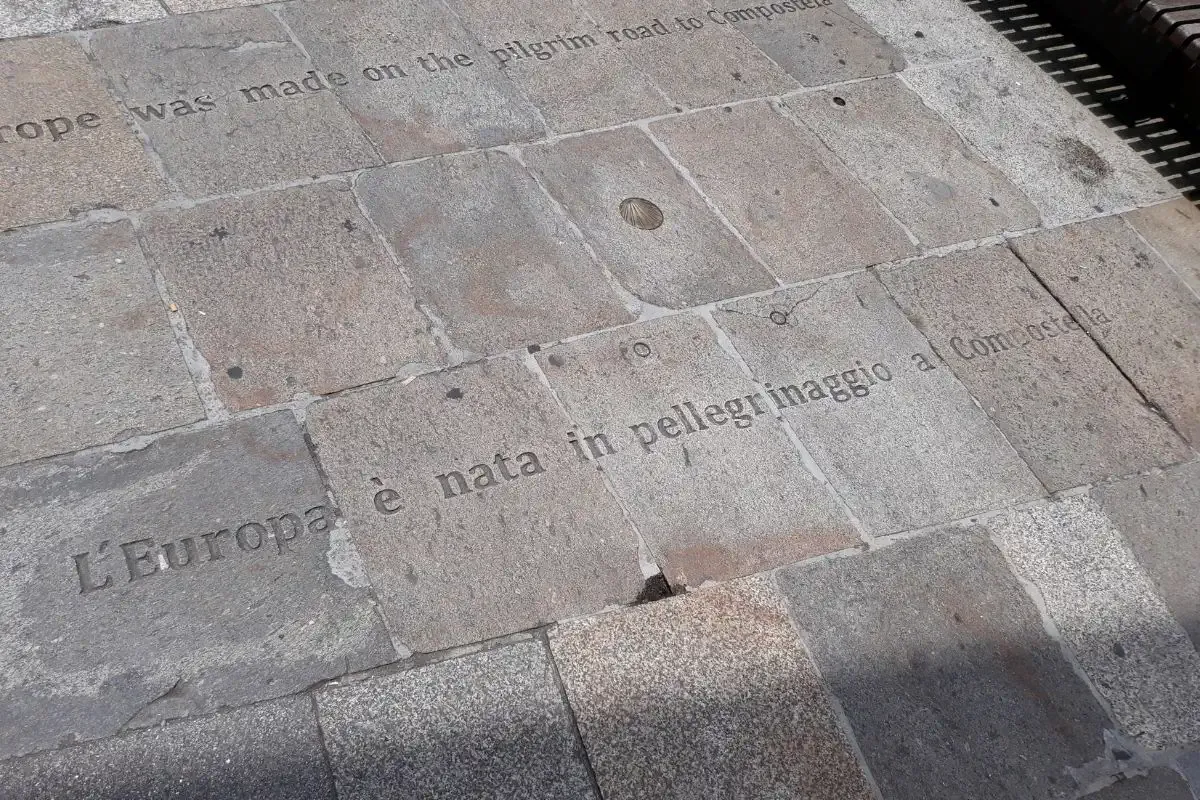 Inscripción de una frase de Goethe sobre el Camino de Santiago