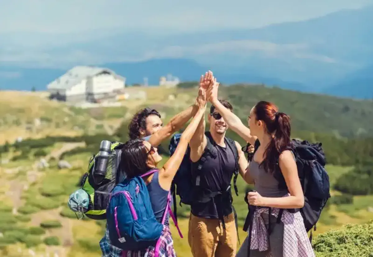 Fotografía de gente celebrando en el Camino de Santiago