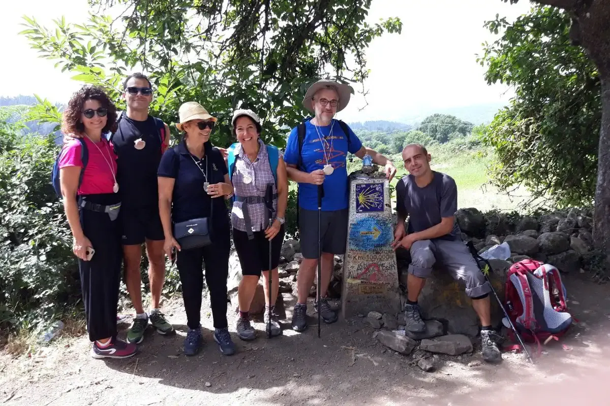 Peregrinos preparados para hacer el Camino Francés desde Sarria