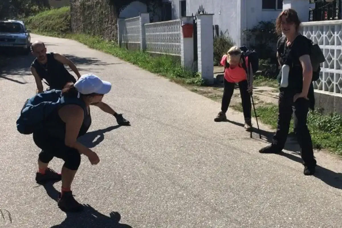 Peregrinas estirando músculos en el Camino