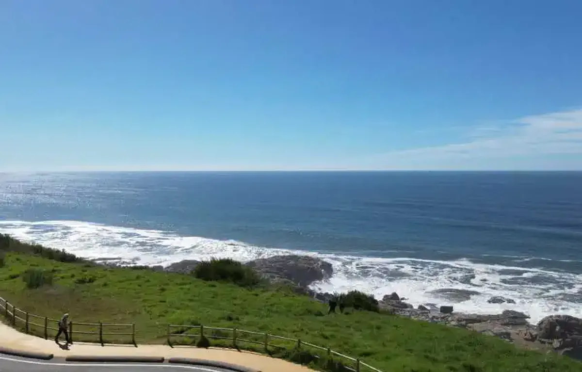 Un peregrino camina en solitario al lado del océano Atlántico