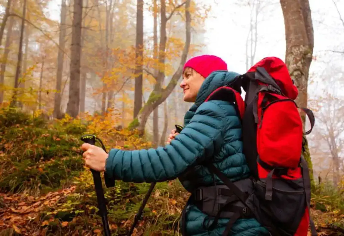 Une pèlerine sur le Camino de Santiago en automne