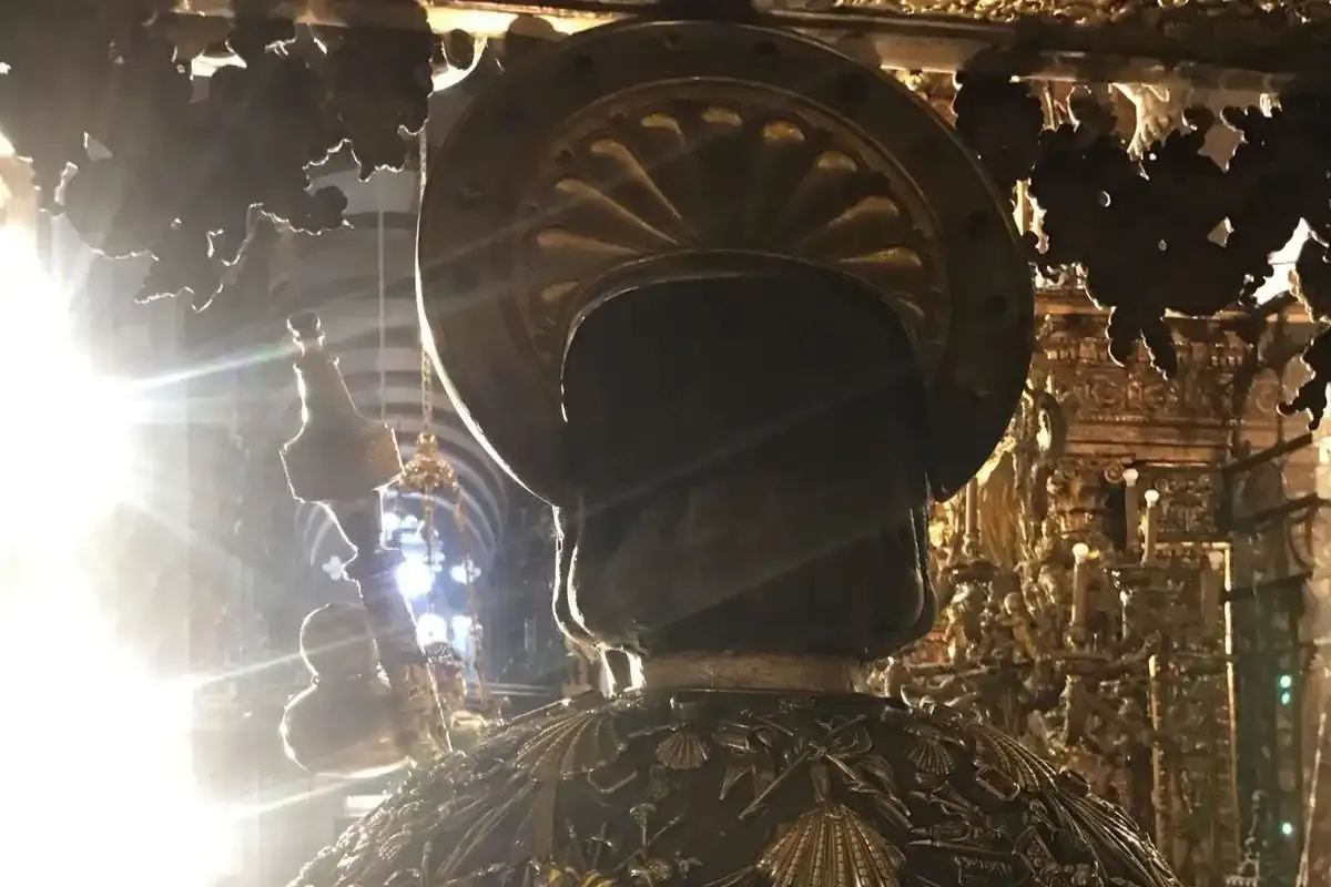 Estatua sedente del Apóstol Santiago