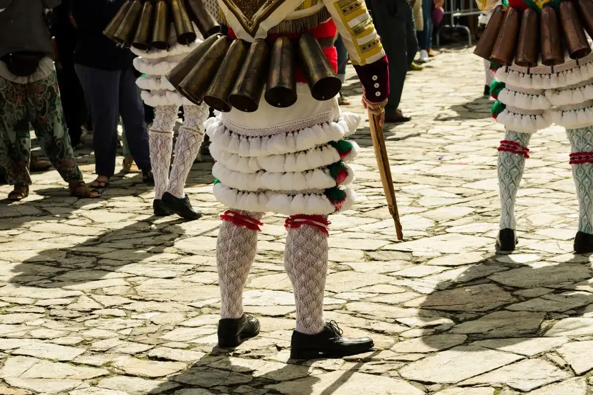 Cigarrón von Verín mit seinen Schellen, eine klassische Figur des Entroido in Galicien