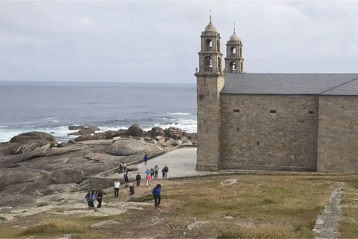 Peregrinos fuera del Santuario de Virxe de A Barca, en Muxía