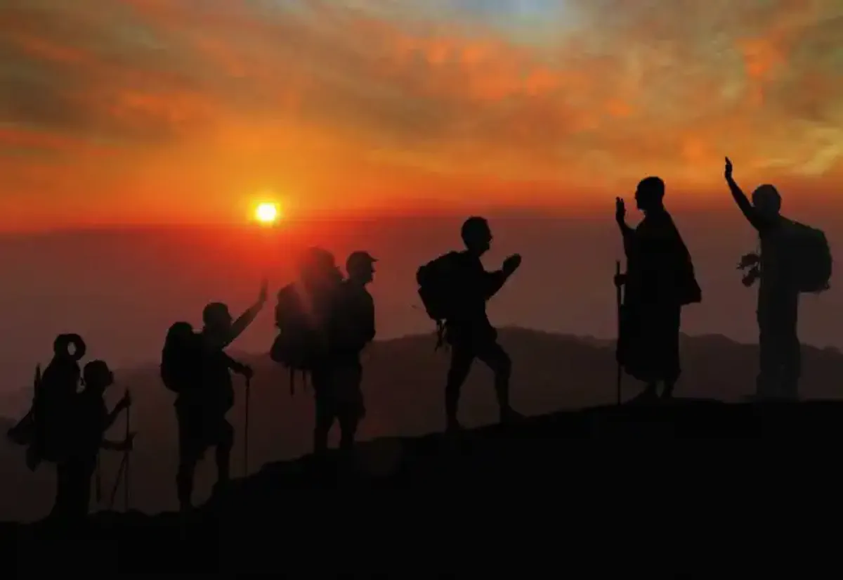 Persone che si salutano nel Cammino di Santiago
