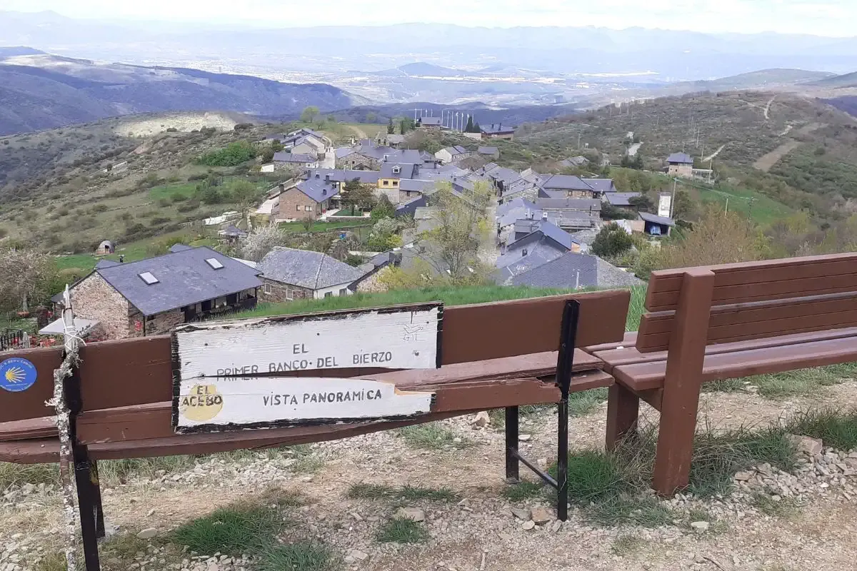 Panorámica antes de una bajada en el Camino Francés