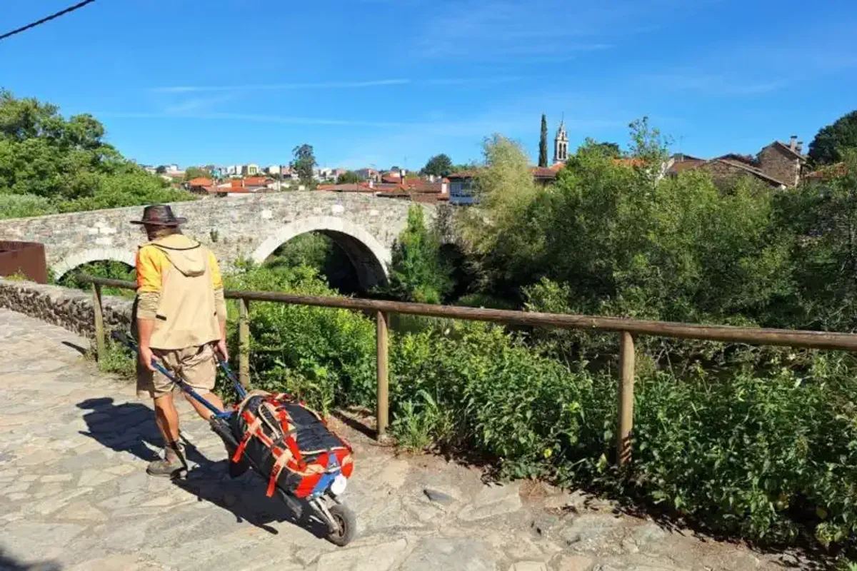 Peregrino llegando al puente de Furelos