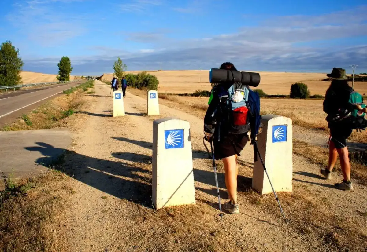 Unos peregrinos en el Camino Francés por Castilla y León