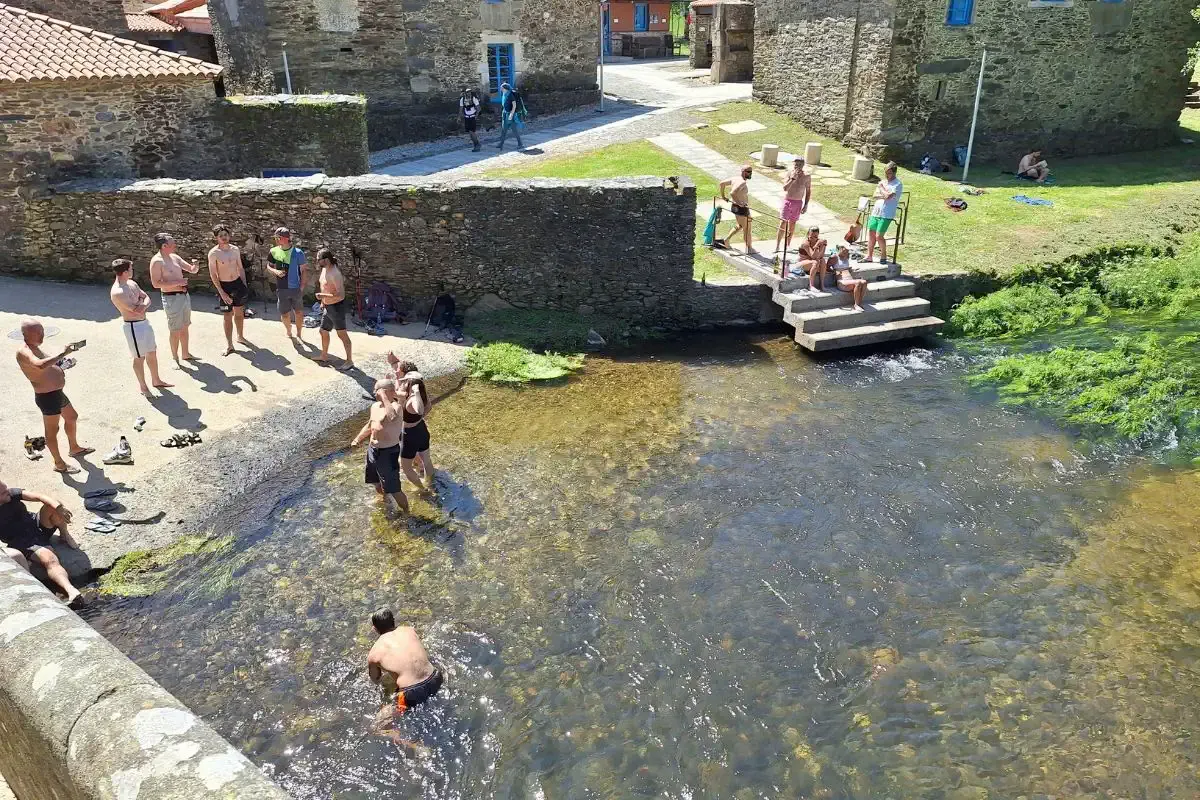 Peregrinos bañándose en el río Iso, en el Camino Francés