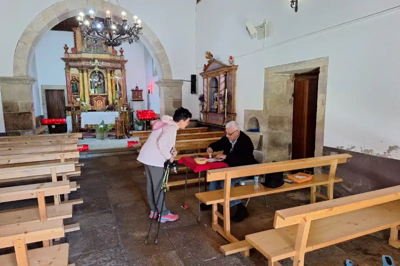 Peregrina sellando en una iglesia