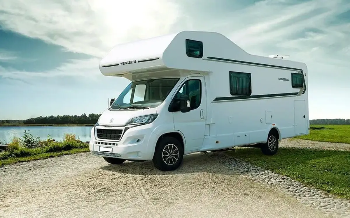 Caravane au bord d’un lac