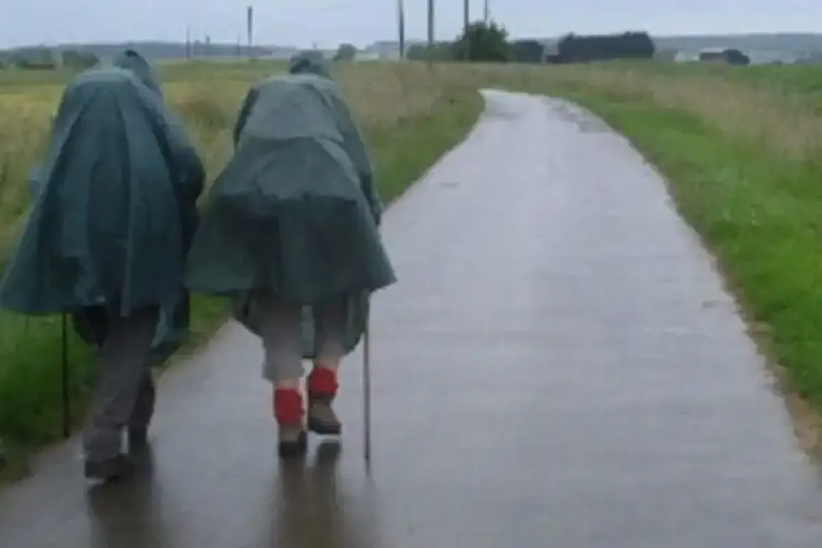 Peregrinos bajo la lluvia