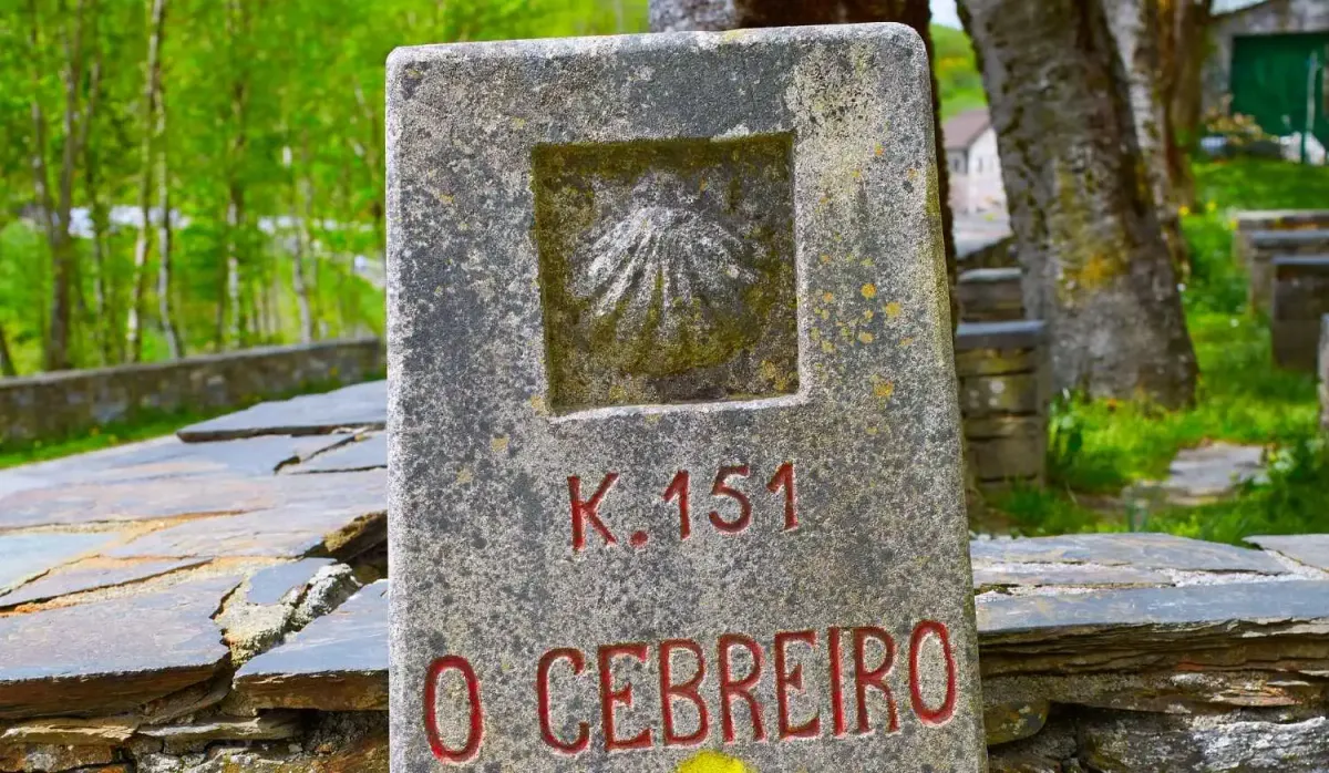 Mojón apuntando a O Cebreiro