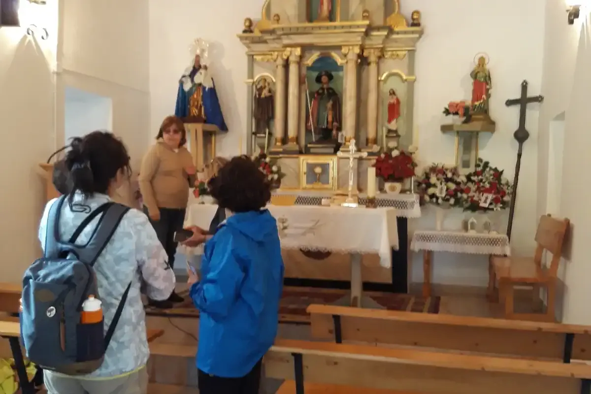 Avelina enseñando el interior de la Ermita de San Roque