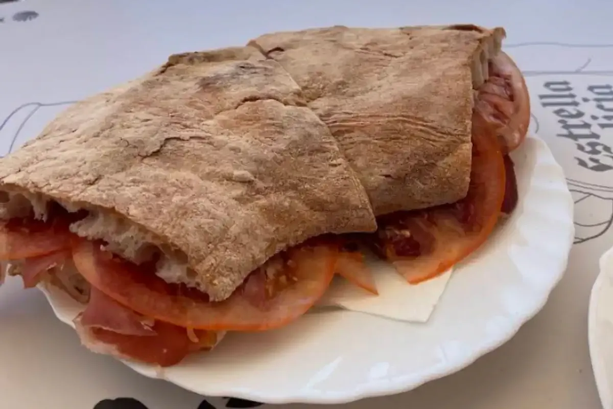 Típico bocadillo de Casa Avelina