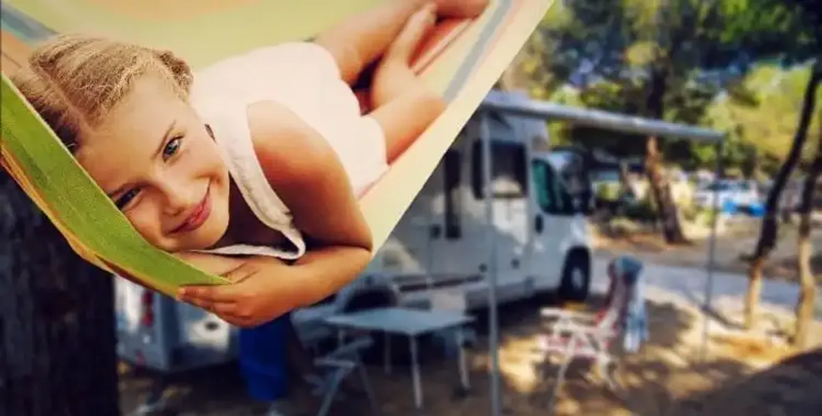Fillette au camping