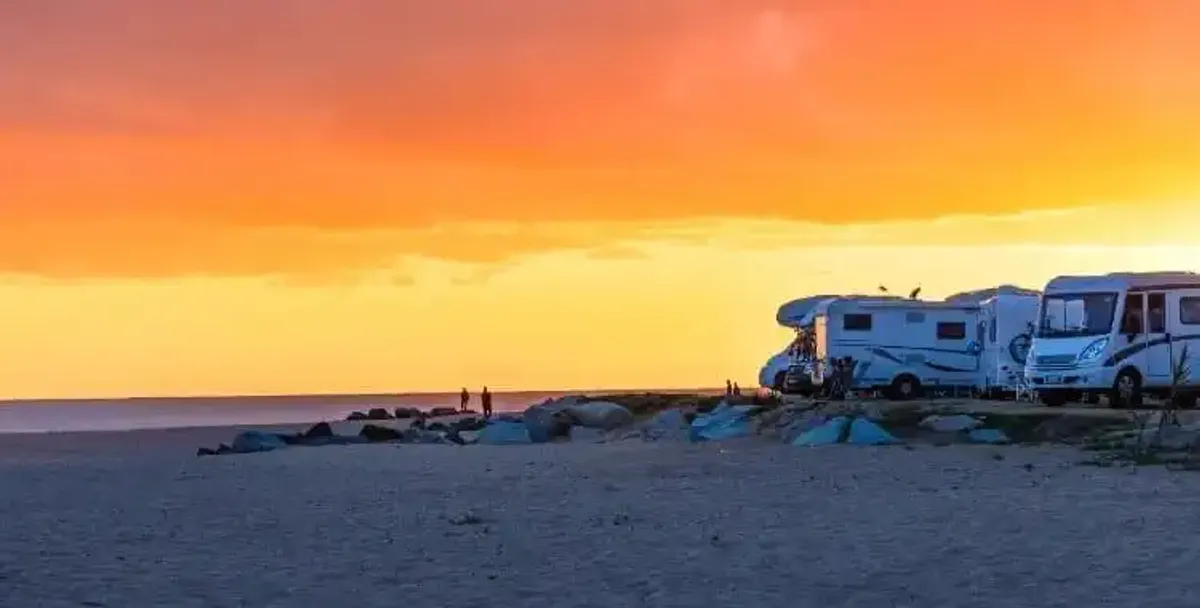 Coucher de soleil avec des caravanes