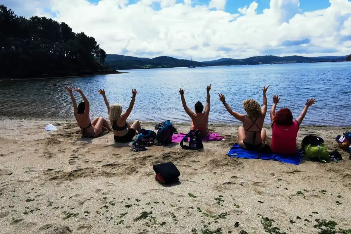 Des pèlerines se reposant sur une plage après leur Camino