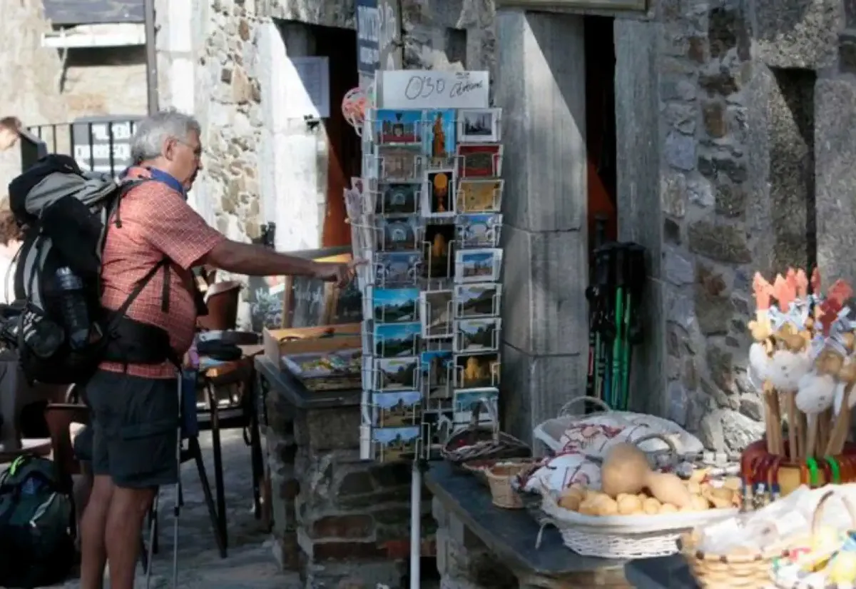 Un pèlerin achetant des cartes postales