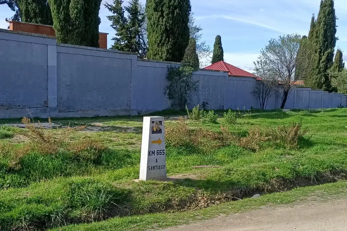 Un mojón en el Camino de Santiago de Madrid