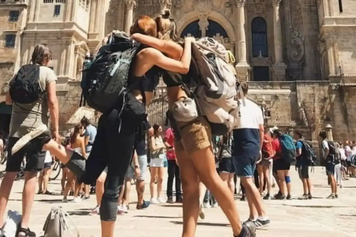 Amigas peregrinas abrazándose