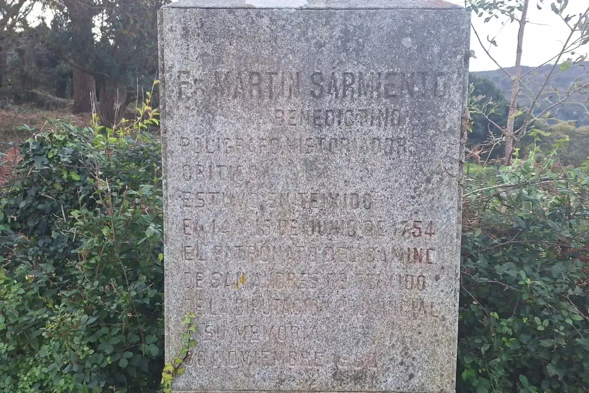 Placa en San Andrés de Teixido del Padre Sarmiento