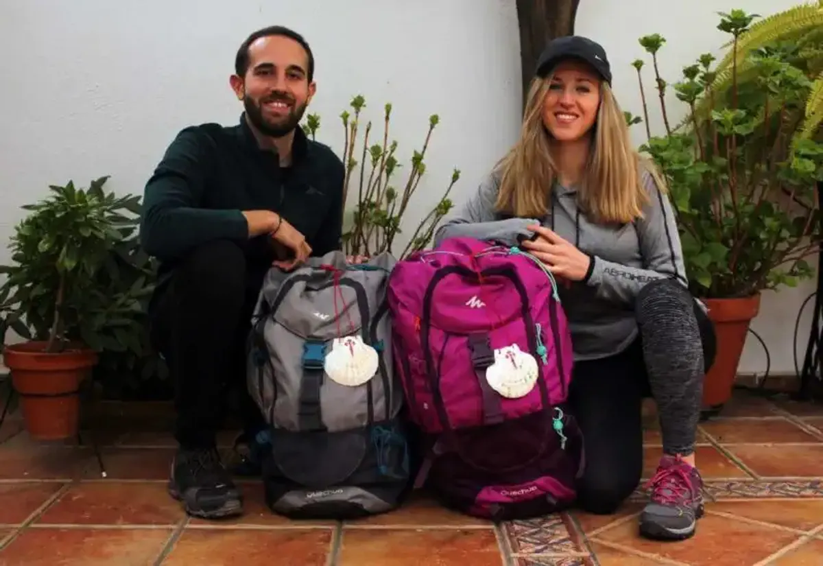 Una pareja preparando el viaje antes de comenzar