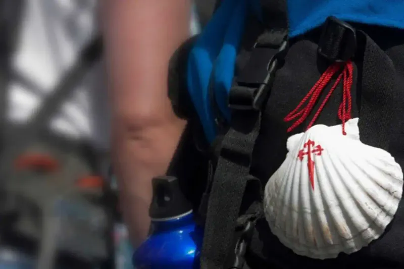 Peregrino con concha en la mochila