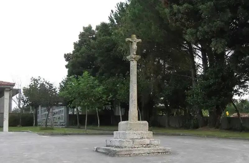Cruceiro a la entrada de Hospital de la Bruma