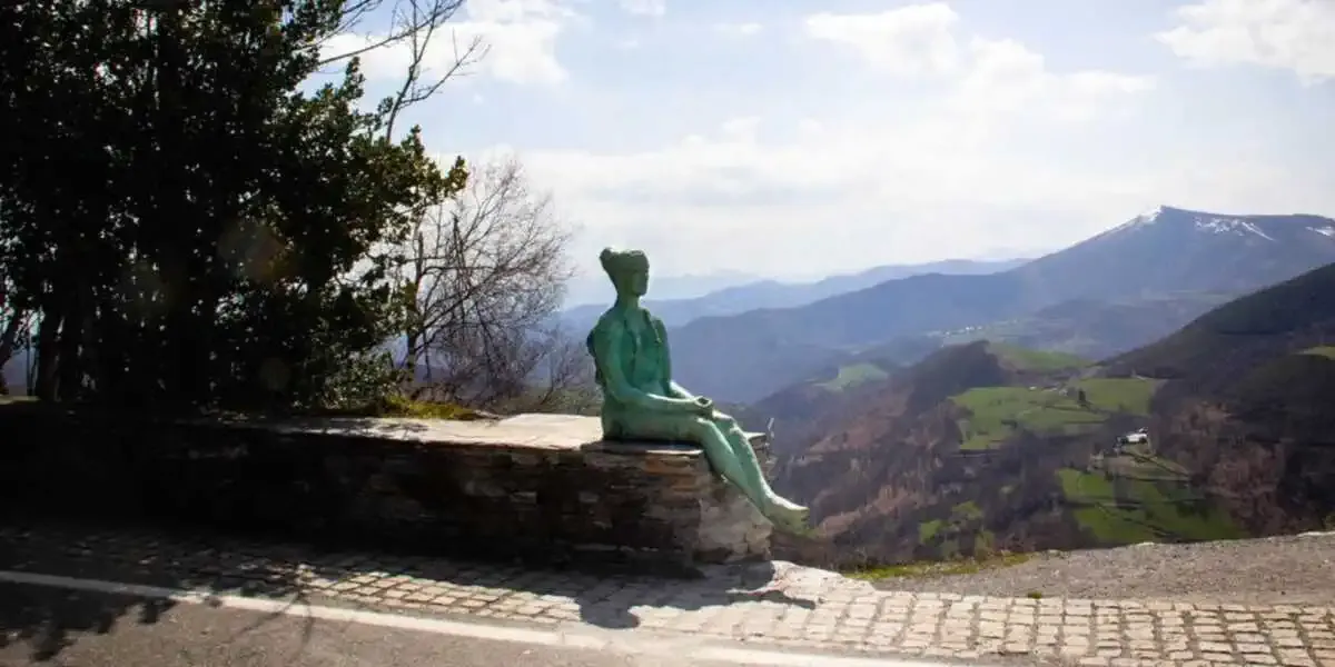 Skulptur mujer Peregrina O Cebreiro