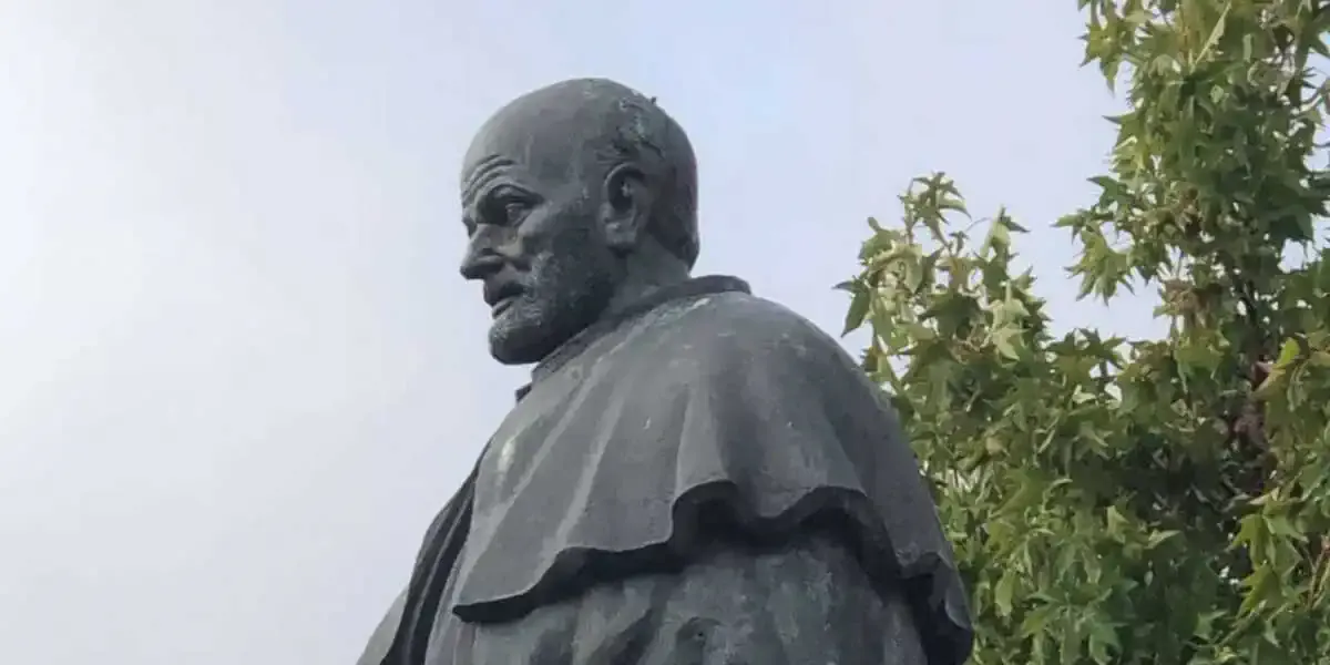 Estátua León Felipe Tabara
