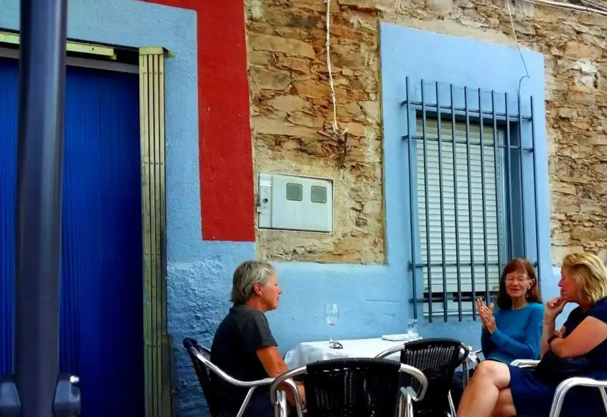 Cafetería del albergue de peregrinos de Grimaldo en la Vía de la Plata