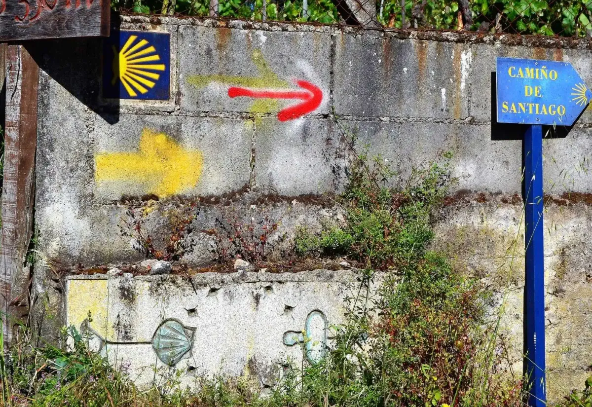 Un muro con varias señales del Camino de Santiago